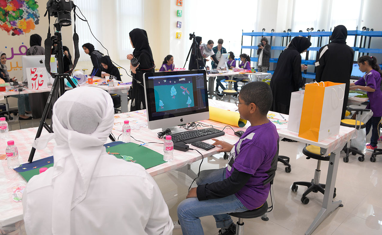 فن منصة الاكتشاف الإعلامي تمكّن المواهب الشابة في الإمارات