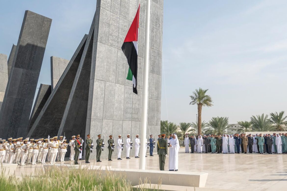 ذياب بن محمد بن زايد يرفع علم الدولة في واحة الكرامة احتفالاً بيوم العلم