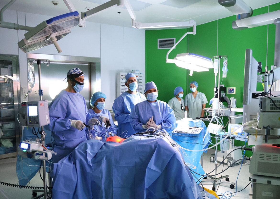 “القاسمي للنساء والولادة والأطفال” يستعرض جراحات الأطفال بالمنظار في بث مباشر