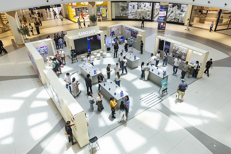 سامسونج تفتح نافذة على مستقبل الهواتف الذكية المعززة بالذكاء الاصطناعي في دبي مول