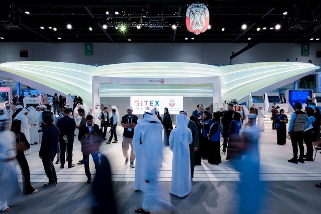 حكومة أبوظبي تُطلق أول موظف حكومي في العالم بتقنية الذكاء الاصطناعي خلال معرض جيتكس جلوبال 2025 