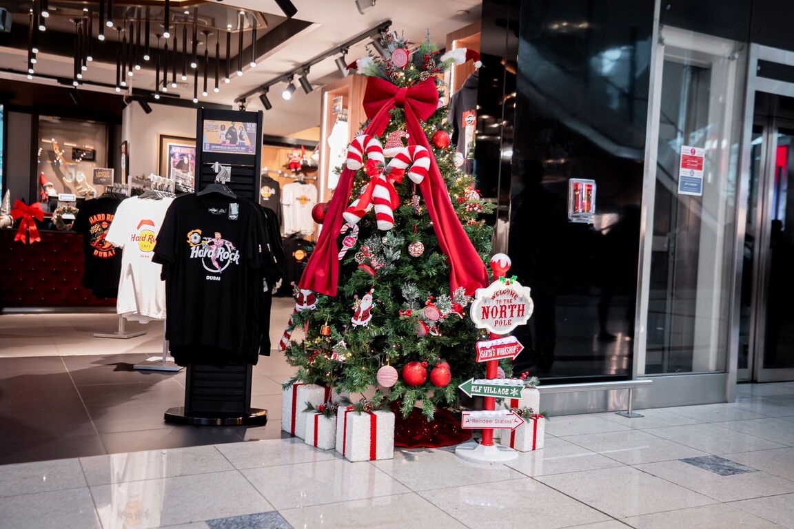 أجواء موسم الأعياد تحلق في مطار دبي الدولي مع تجربة تنبض بالبهجة لمسافري الشتاء