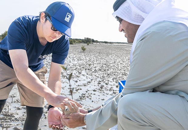 دنوك تحتفل بزراعة شجرة القرم رقم 5 مليون في أبوظبي ضمن جهود الحفاظ على التنوع البيولوجي